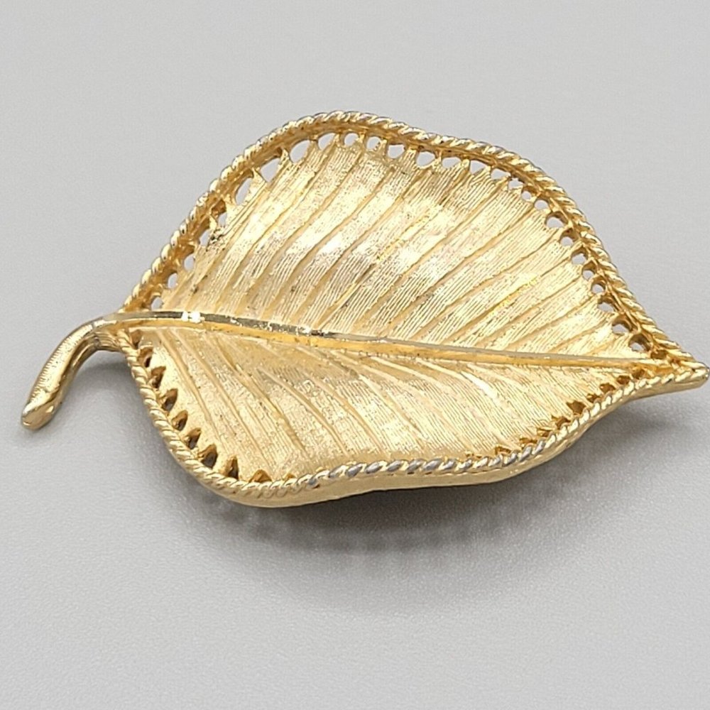 BSK Signed Vintage Gold Tone Brushed Metal Beech Leaf Fashion Brooch Pin